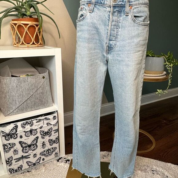 Levi’s Premium Wedgie Straight Jeans High-Rise Light Wash Cropped Raw Hem Sz 29 - Picture 2 of 11